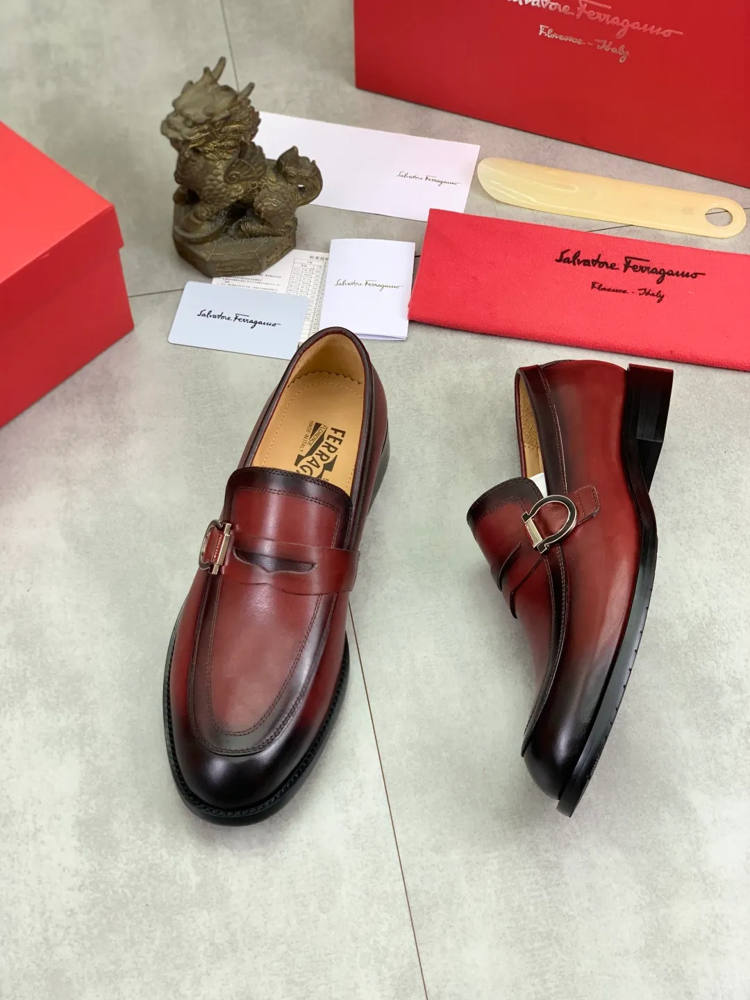 Men's Men's Shoes 💰P562💰[New Style] Water-dyed Niuli 🆘[Salvatore Ferragamo] Ferragamo's latest casual business leather shoes for men! Listed simultaneously! The fabric is made of specially imported original pebbled calfskin, and the lining is made of imported water-dyed cowhide. It is absolutely luxurious and leads the fashion trend. Matching code: 38-44 (45 and 46 can be customized) Black, brown and burgundy colors available
